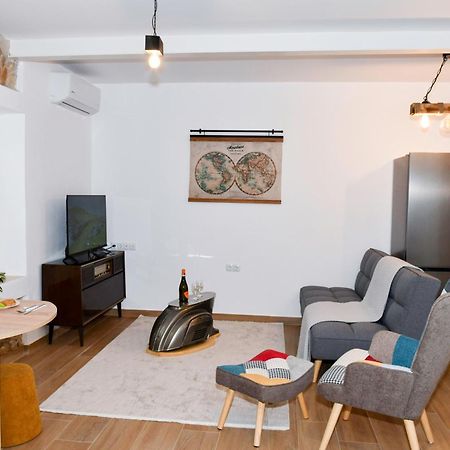 Captain Theo'S Modern Apartment Maria Lefkimmi  Bagian luar foto
